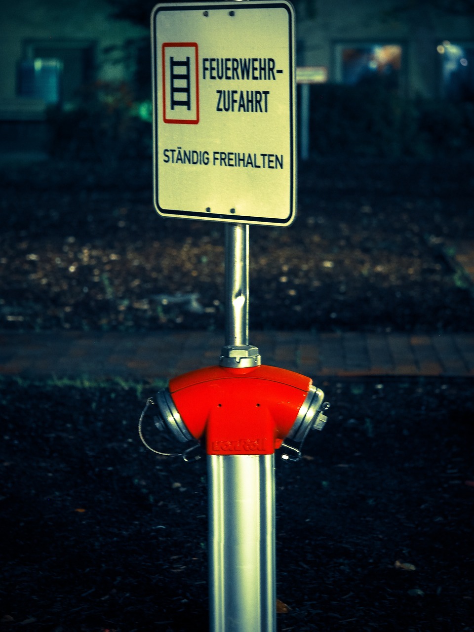 Dinas Damkar Bintan Evakuasi Longsor di Gudang